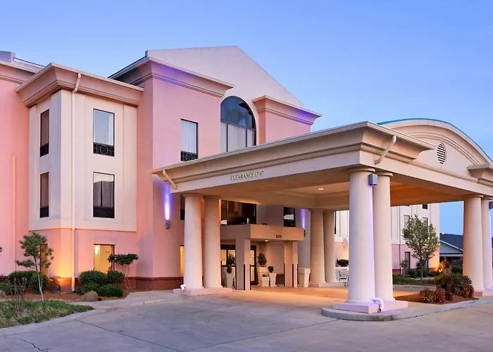Top Rated Hotels Near Cleveland, GA: Where to Stay on Your Visit